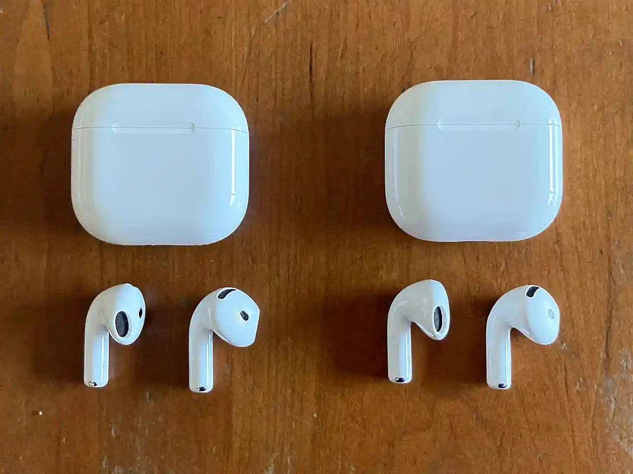 外観上の差はない(左:AirPods 5、右:AirPods 4)