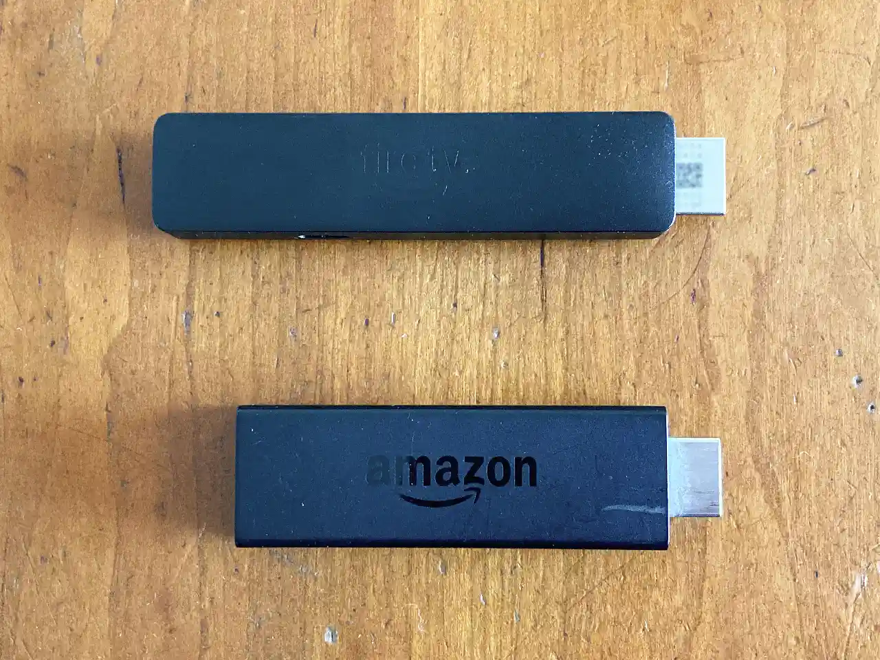 HD 第2世代はFire TV Stick歴代最小サイズ (上がHD 第2世代、下が初代)