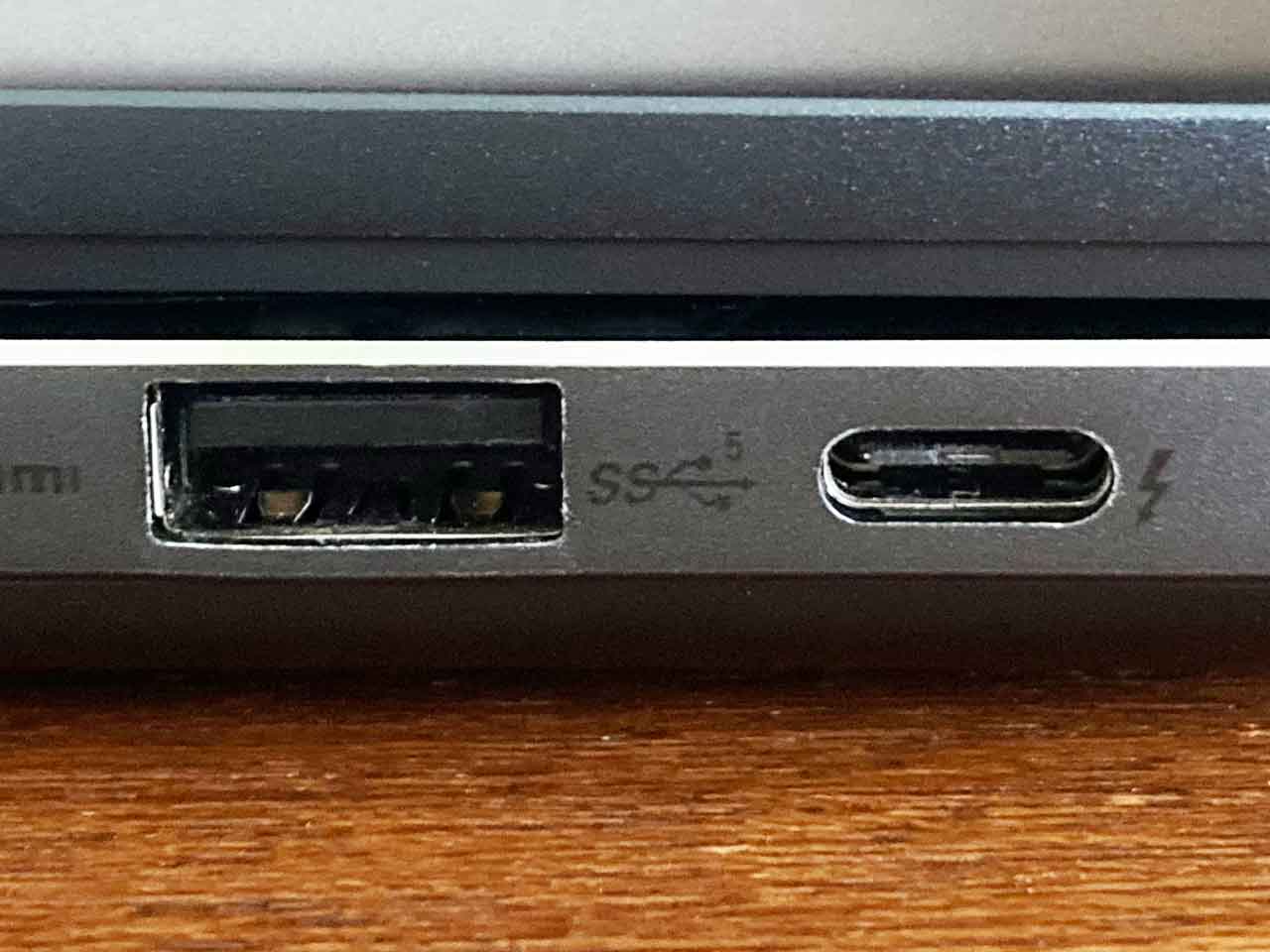 左が「USB Type-A」、右が「USB Type-C」