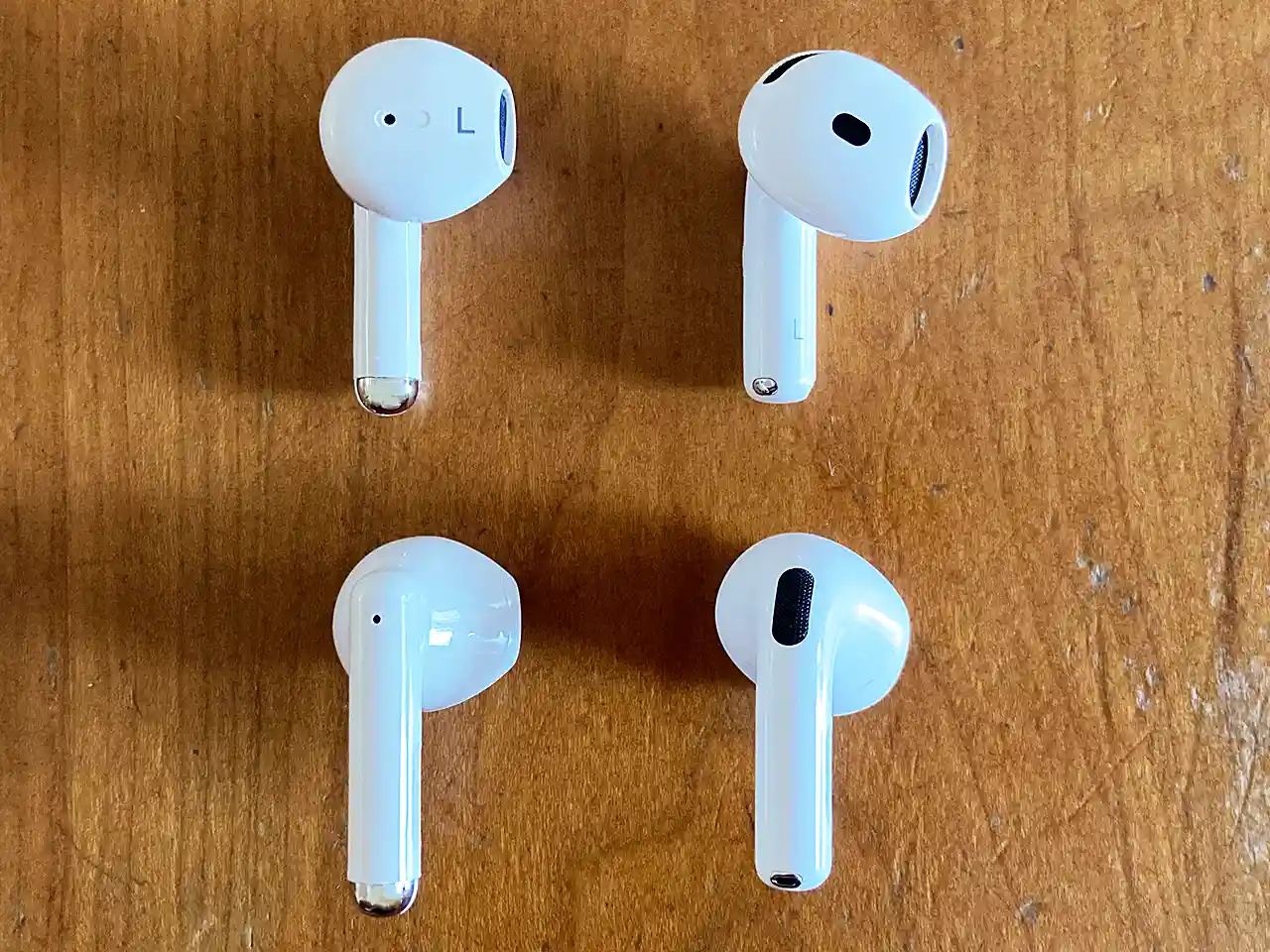 左:無印イヤホン、右:AirPods 4