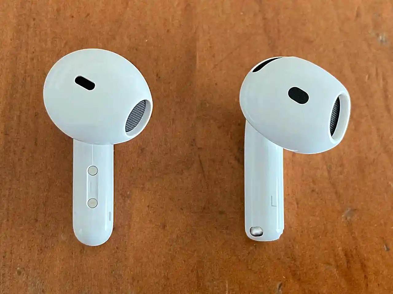 左：Redmi Buds 6 Active、右：AirPods 4